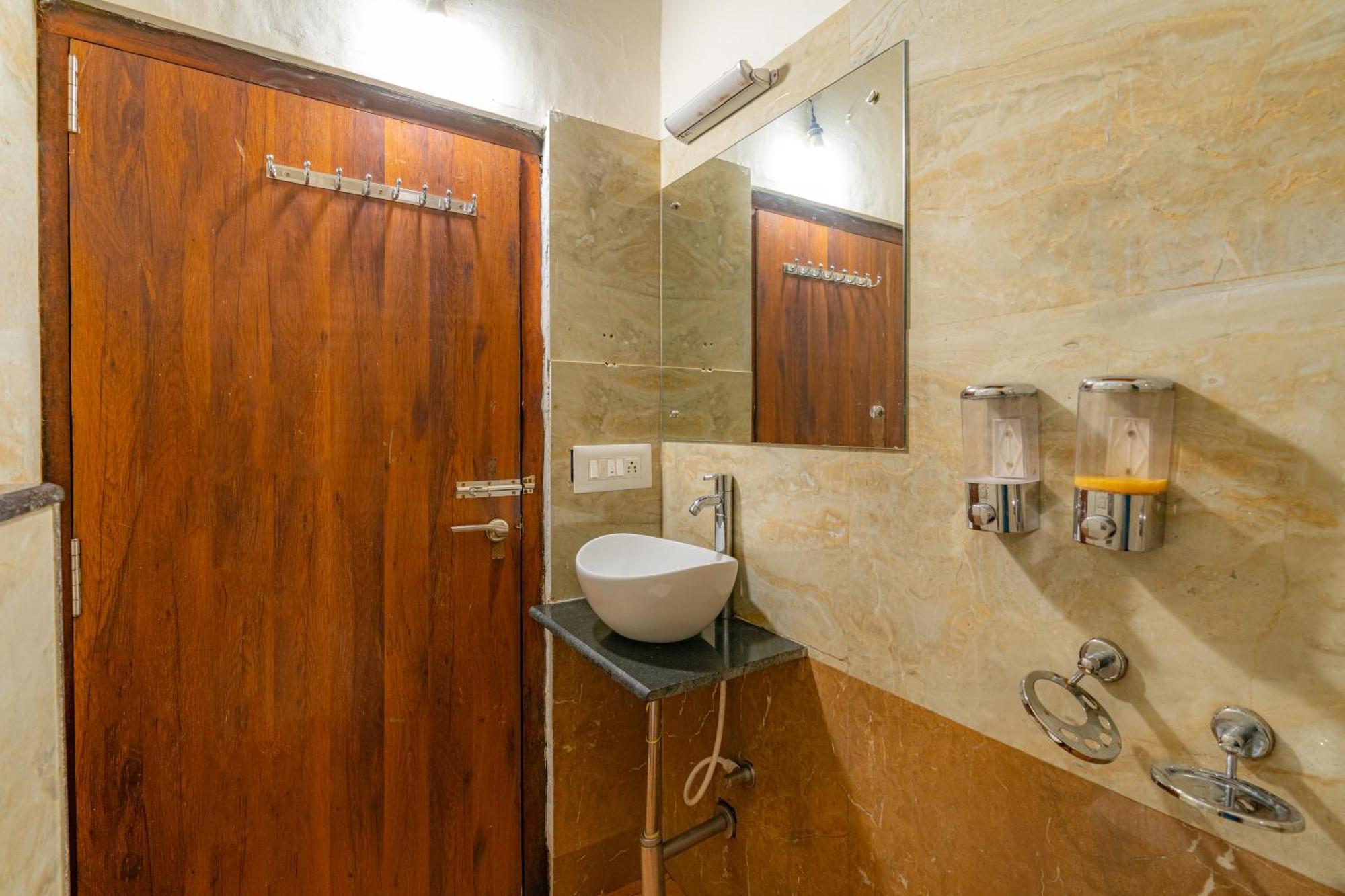 Q Swarga Retreat Hotel Attigundi Kültér fotó