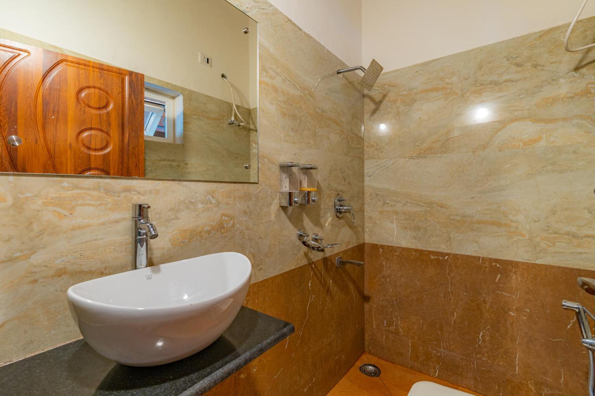 Q Swarga Retreat Hotel Attigundi Kültér fotó